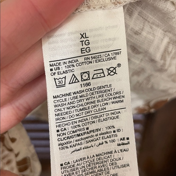 Old Navy Cream & Brown Flutter Sleeve Floral V Neck Top - Picture 6 of 7